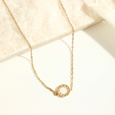 Grossiste Eclat Paris - Collier chaîne dorée avec pendentif rond en nacre et fleur