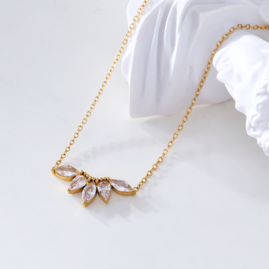Grossiste Eclat Paris - Collier chaîne dorée avec pendentif demi fleur en strass