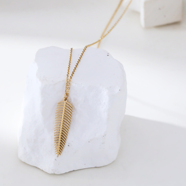 Wholesaler Eclat Paris - Gold chain necklace with feather pendant