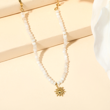 Grossiste Eclat Paris - Collier chaîne dorée avec pierres blanches et pendentif soleil
