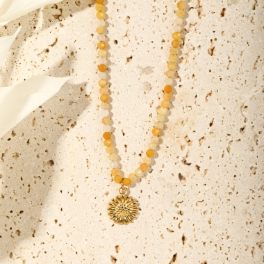 Mayorista Eclat Paris - Collar de cadena dorada con piedras naranjas y colgante de sol.