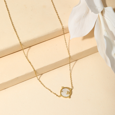 Grossiste Eclat Paris - Collier chaîne dorée avec pendentif rond en nacre et étoile