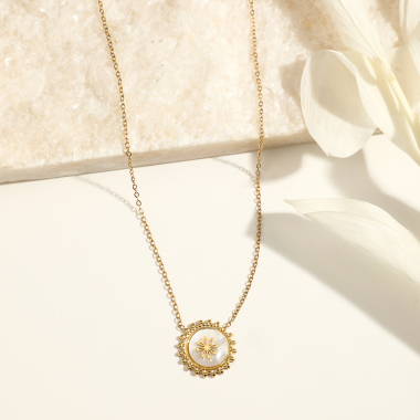 Grossiste Eclat Paris - Collier chaîne dorée avec pendentif rond en nacre et fleur