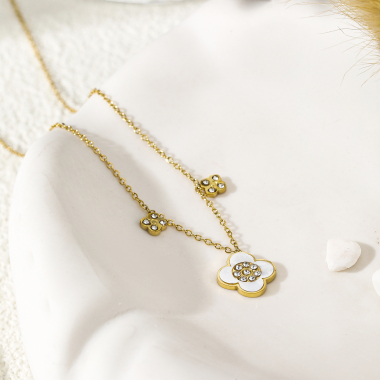 Großhändler Eclat Paris - Goldkette mit Kleeblatt aus Perlmutt und Strasssteinen