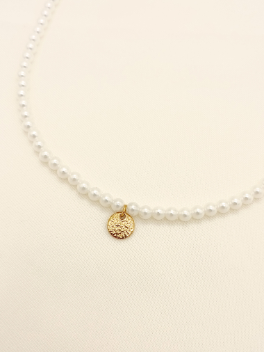 Grossiste Eclat Paris - Collier de perles synthétiques avec pendentif rond martelé