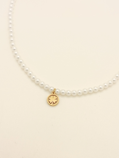 Grossiste Eclat Paris - Collier de perles synthétiques avec pendentif trèfle