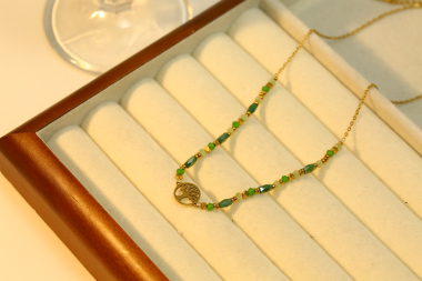 Großhändler Eclat Paris - Goldene Halskette mit Baumanhänger und grünem Naturstein