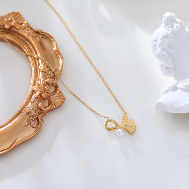Grossiste Eclat Paris - Collier doré avec pendentif fleur de ginkgo et perle