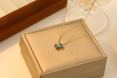 Großhändler Eclat Paris - Goldene Halskette mit Blumenanhänger und blauem Naturstein