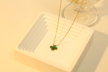 Wholesaler Eclat Paris - Golden necklace with flower pendant and green nature stone