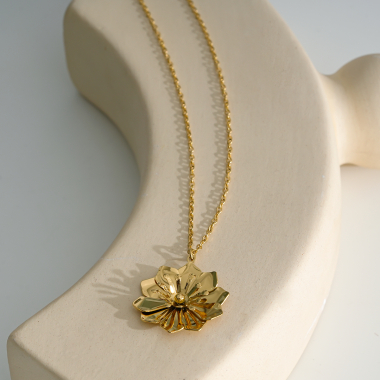 Mayorista Eclat Paris - Collar de oro con colgante de flor.