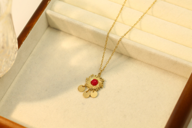 Großhändler Eclat Paris - Goldene Halskette mit Sonnenanhänger und rotem Naturstein