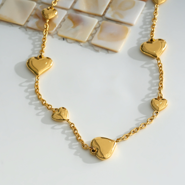 Mayorista Eclat Paris - Collar de oro con colgantes de corazón.