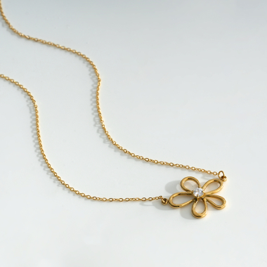 Grossiste Eclat Paris - Collier doré fin avec pendentif fleurs et zircon