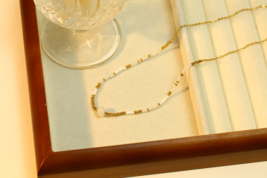 Großhändler Eclat Paris - Feine goldene Halskette mit weißem Naturstein
