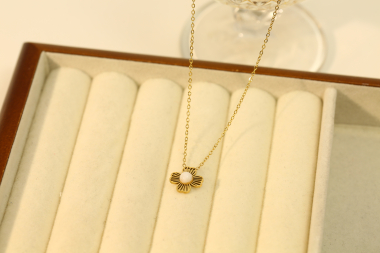 Großhändler Eclat Paris - Goldlinien-Halskette mit Blumenanhänger und weißem Naturstein