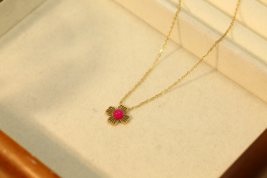 Wholesaler Eclat Paris - Gold line necklace with flower pendant and pink nature stone