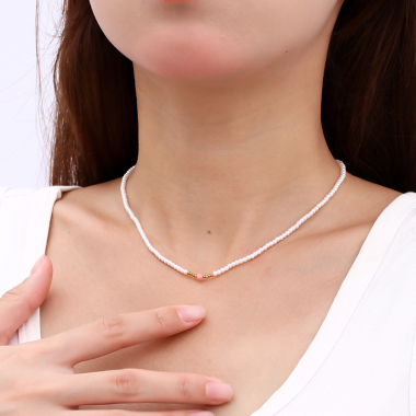 Mayorista Eclat Paris - Collar de perlas sintéticas doradas con detalle rosa