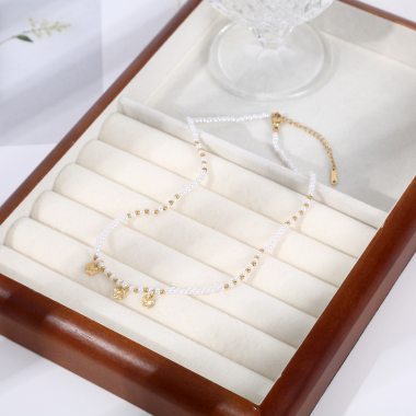 Großhändler Eclat Paris - Goldperlen- und Perlenkette mit gehämmerten runden Anhängern