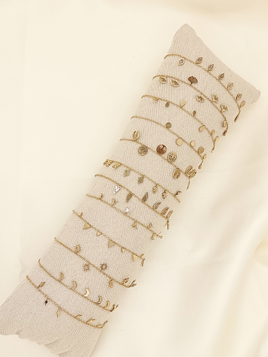 Grossiste Eclat Paris - Lot de 12 bracelets dorés avec pampilles sur coussin