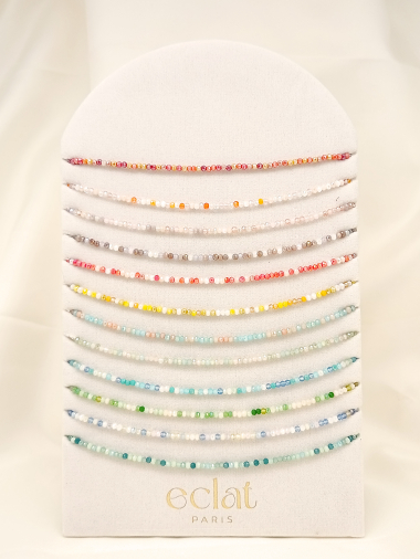 Mayorista Eclat Paris - Conjunto de 12 collares coloridos con cristales de vidrio en exhibición.