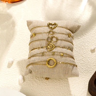Wholesaler Eclat Paris - Set of 6 gold chain bracelets on cushion