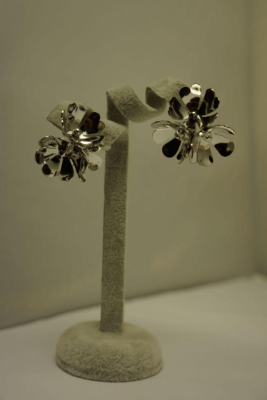 Grossiste MET-MOI - Boucles d'oreilles anneaux pendante fleur