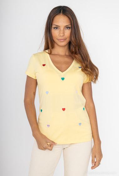 Mayorista M&G Monogram - Camiseta con cuello de pico y corazones bordados