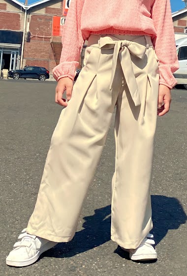 Wide, high-waisted trousers with belt