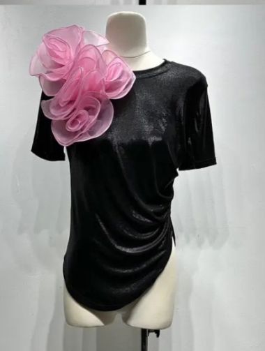 Grossiste Mochy - T -shirt drape avec fleur en relief  / 3D