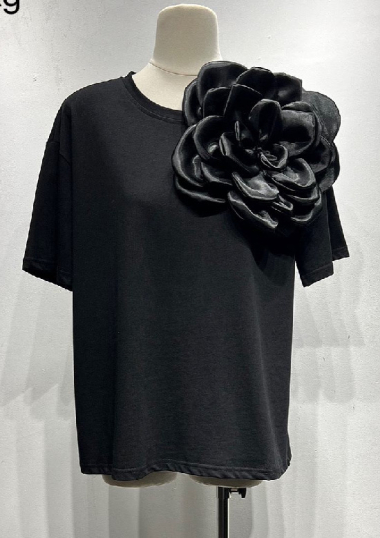 Grossiste Mochy - t-shirt avec fleur relief