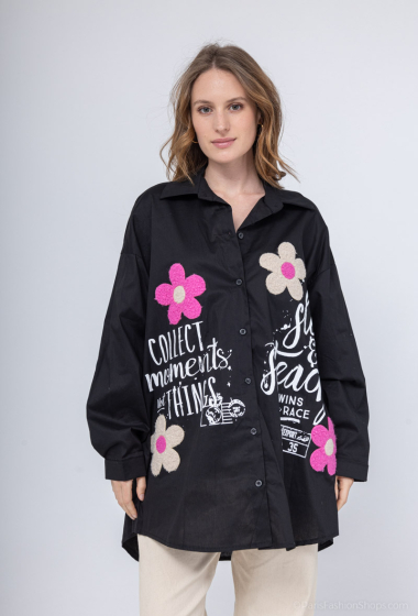 Großhändler MOZZAAR FOREVER - Übergroßes Hemd mit aufgedrucktem Blumenaufnäher