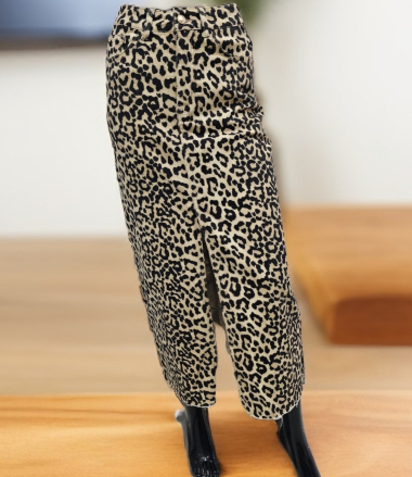 Grossiste MOZZAAR FOREVER - Jupe Jean imprimé léopard, 93 cm de long,  fendu devant