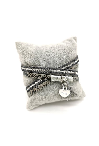 Grossiste M&P Accessoires - Bracelet double tour simili cuir strass avec charm coeur love et pompon