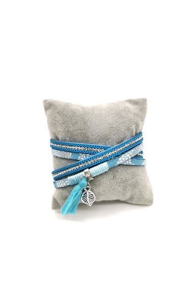 Großhändler M&P Accessoires - Double wrap rhinestone faux leather bracelet with leaf charm and tassel