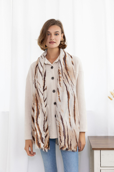 Wholesaler M&P Accessoires - Leopard print scarf with gilding