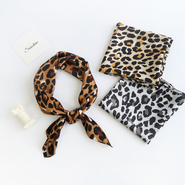 Grossiste M&P Accessoires - Petit carré 70*70 cm imprimé léopard