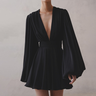 Großhändler MW Studio - schwarzes Kleid mit ausgestellten Ärmeln