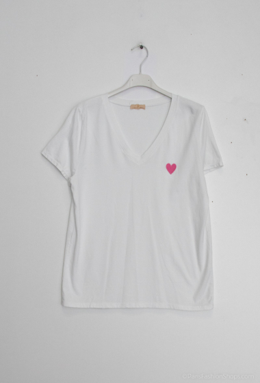 Mayorista Mylee - Camiseta con corazón bordado sobre fondo blanco.
