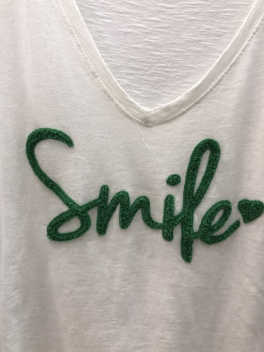 Großhändler Mylee - Lächeln besticktes T-Shirt mit weißem Hintergrund