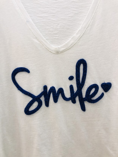 Mayorista Mylee - Camiseta bordada sonrisa fondo blanco
