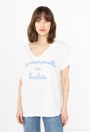 T-shirt "Mademoiselle en baskets" floqué fond blanc