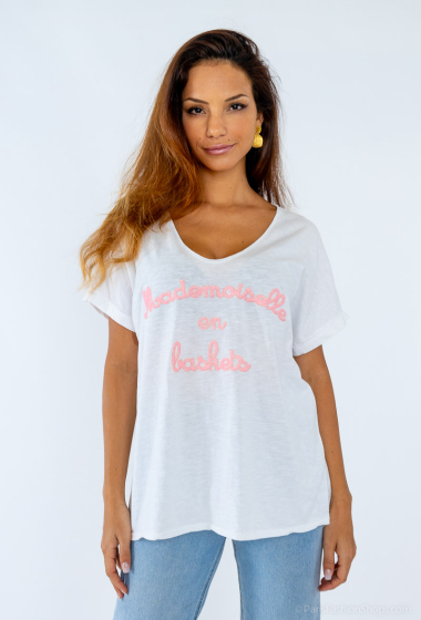 Großhändler Mylee - „Mademoiselle en Baskets“-T-Shirt mit Flockmuster auf weißem Hintergrund