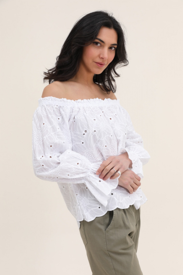 Wholesaler NAÏS - EMBROIDERED BLOUSE WITH GATHERED NECKLINE AND NECKLINE, 100% COTTON