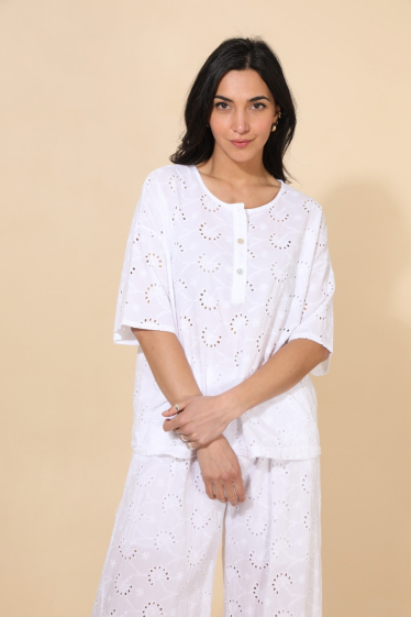 Wholesaler NAÏS - 3/4 SLEEVE BLOUSE, EMBROIDERED AND BUTTONED AT THE COLLAR, 100% COTTON