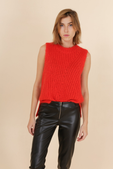 Wholesaler NAÏS - Round-neck sleeveless chunky knit sweater, in mohair blend