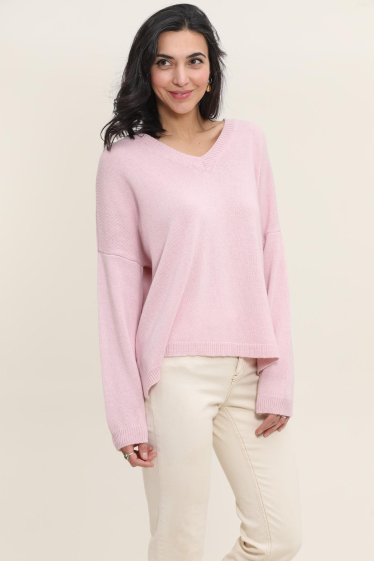 Wholesaler NAÏS - Wide V-neck sweater, in cashmere and wool