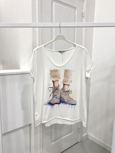Mayorista NOS - Camiseta blanca con escote en pico y estampado “zapato”