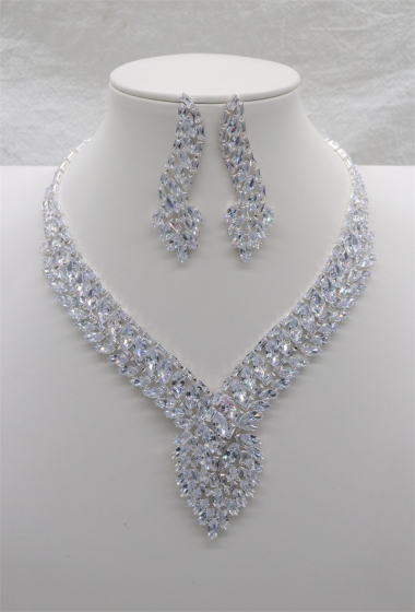 Mayorista Orient Express - Elegante collar en capas con cristales de circonio cúbico.
