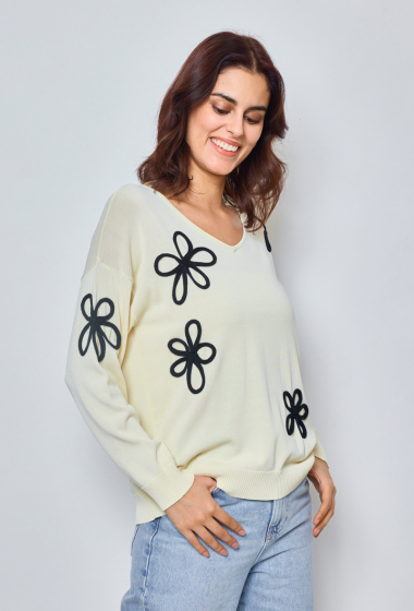 Wholesaler Orlinn - Embroidered flowers V neck sweater